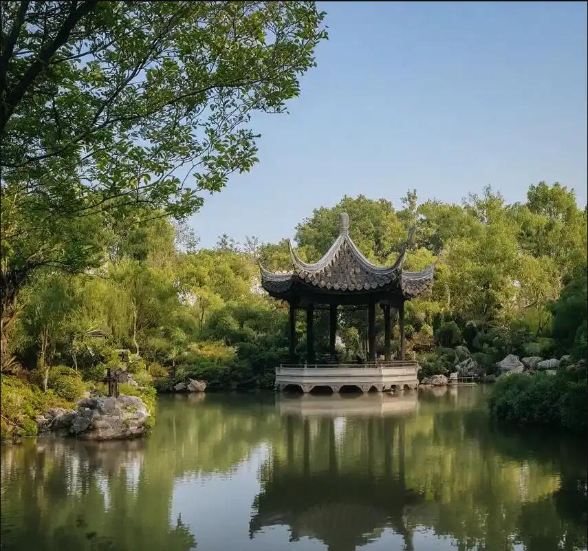 雨花区煽情服装业有限公司